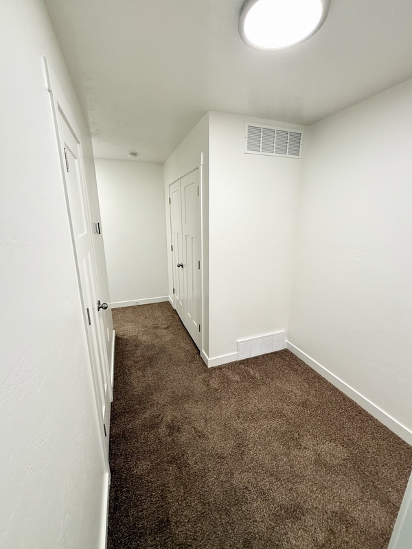 Building Photo - 676 E 550 S