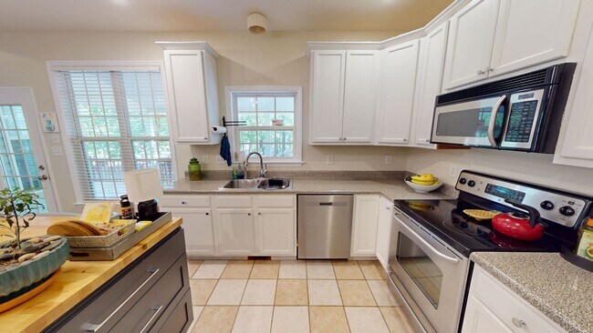 Building Photo - 5 Bedrooms with Golf Course Views in Carol...
