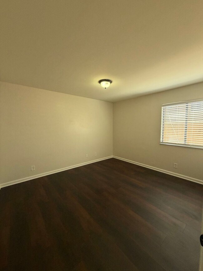 Building Photo - 1125 E Ventura St