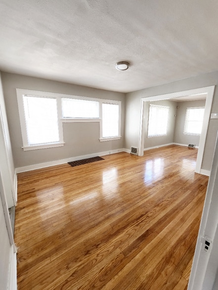 Building Photo - 402 Van Brunt Blvd