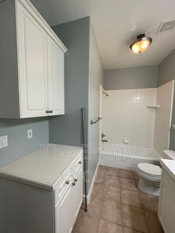 Building Photo - 608 W Evergreen Ct