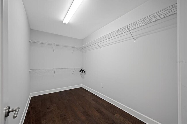 Building Photo - 902 W Plymouth St