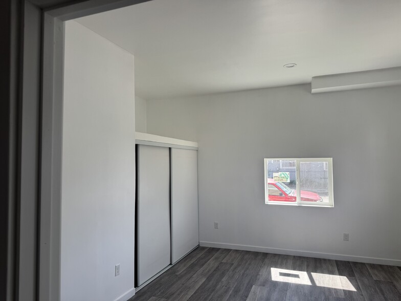 Building Photo - 307 E 81st St