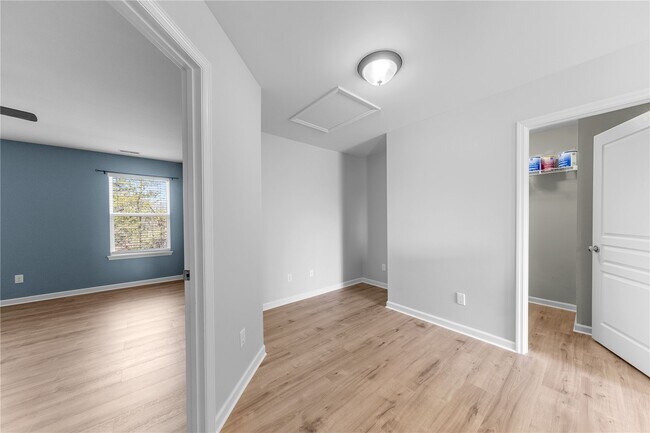 Building Photo - 467 Parkgate Dr