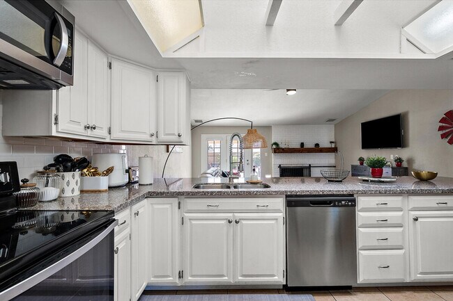 Building Photo - 4332 E Cherokee St