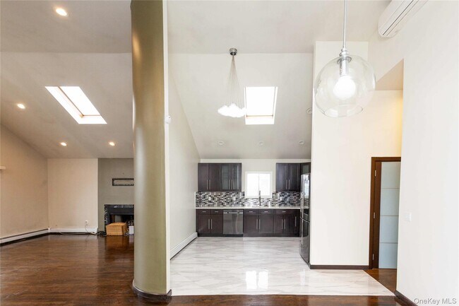 Building Photo - 428 E Harrison St