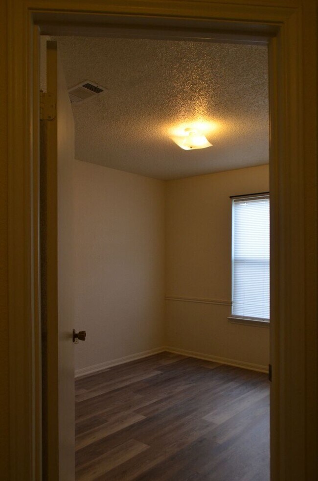 Building Photo - 104 Spur Dr