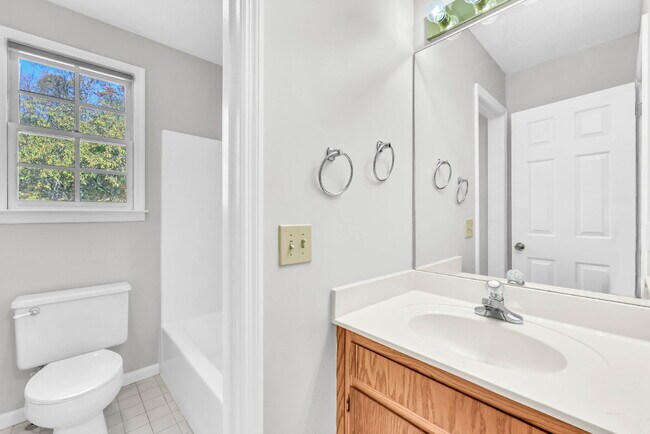 Building Photo - Spacious 3 Bedroom and 2.5 Bathroom