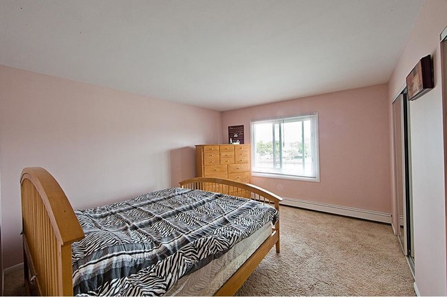 Bedroom - Lisle Place Apartments