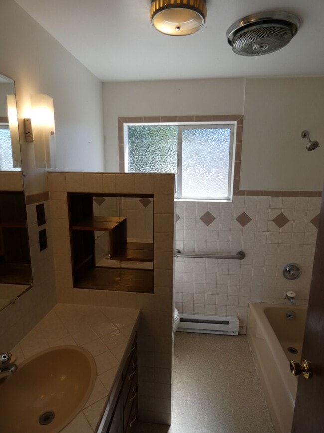 Building Photo - Central Duplex with View