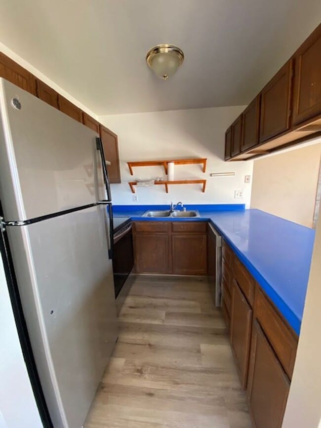 Building Photo - Private end unit 2 bedroom/1.75 bathrooms, pet friendly