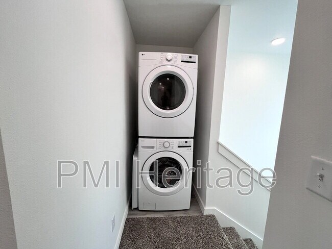 Building Photo - 841 Reading RR Ln