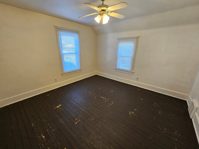 Building Photo - 3 bed, 1 bath, Mishawaka. Fenced Yard. Garage.