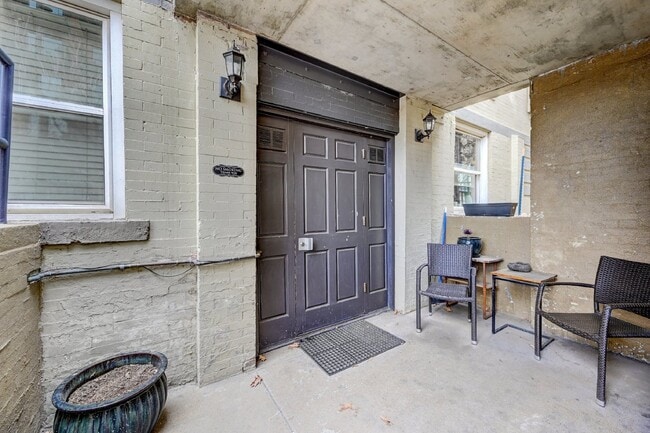 Building Photo - $1,050 - 1 bed, 1 bath charming Condo in the Heart of Denver!