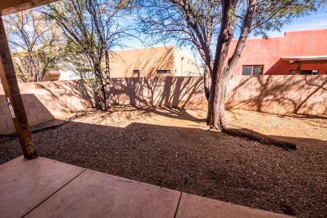 Building Photo - 3 Bedroom, 2 Bath Sante Fe, 2 Car Garage, ...