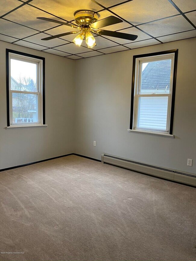 Building Photo - 116 E Elm St