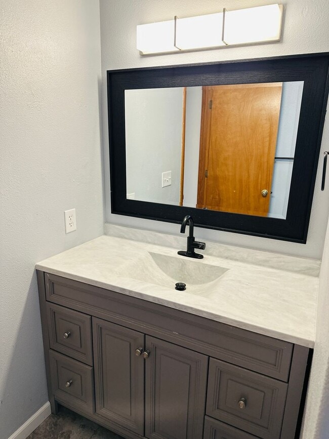 Building Photo - Charmin One Level Home w/ RV Parking