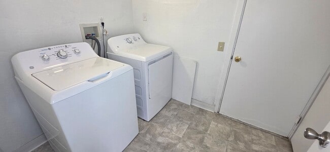 Building Photo - 3701 Laguna Way