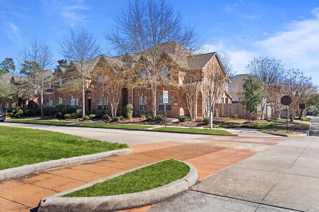 Building Photo - Exceptionally well-maintained Sterling Ridge Townhome boasts an array of desirable features!