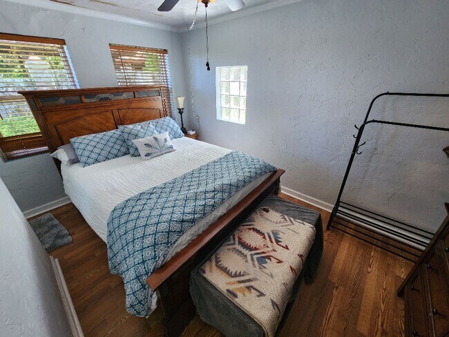 Building Photo - Quaint 1 bed 1bath Apartment