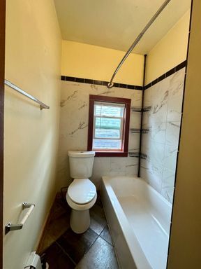 Building Photo - Charming 1-Bedroom Apartment in Desirable ...