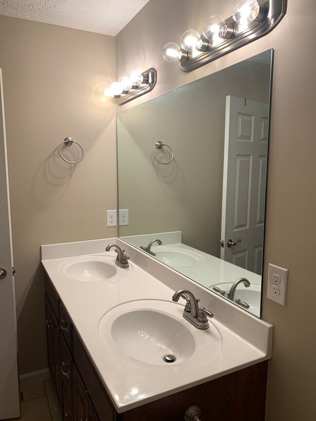 Building Photo - Beautiful 3 Bed, 2 Bath home located in Ma...