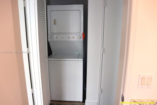 Building Photo - 950 Brickell Bay Dr