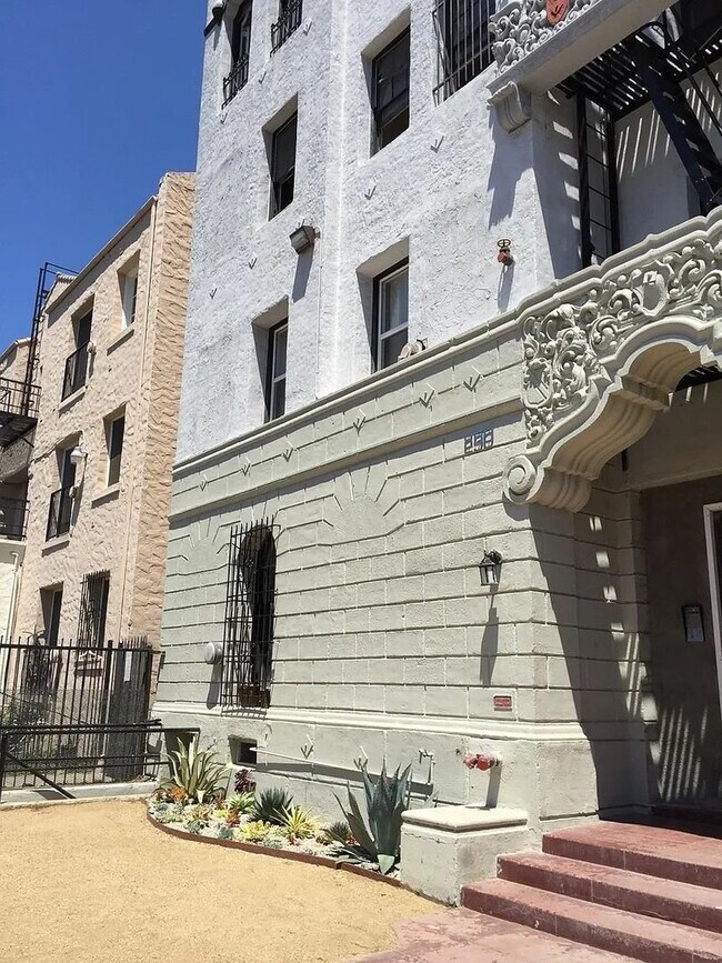 Building Photo - 203 S Kenmore Ave