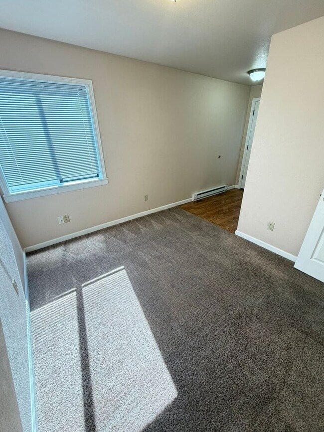 Building Photo - Newly Updated 2 Bedroom!