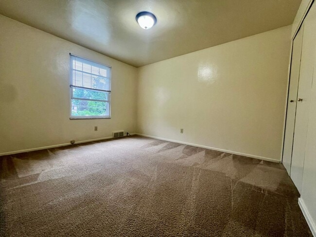Building Photo - Magnificent 3 Bedroom Townhome with Garage...