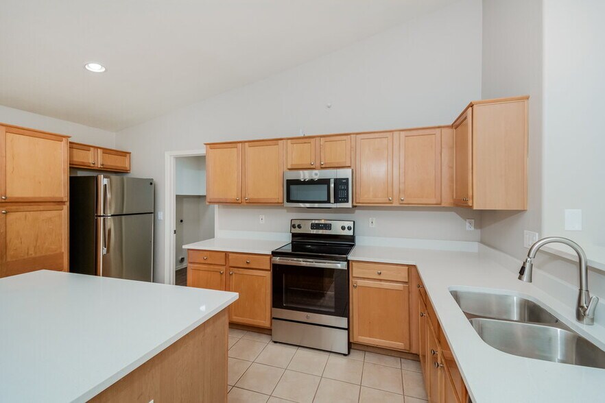 Building Photo - 15907 W Carmen Dr