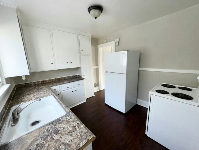 Building Photo - 15702 Cherrylawn St