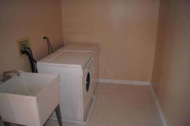 Building Photo - 950 Sweetflower Dr