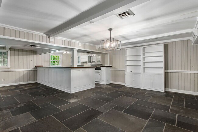 Building Photo - 9900 Kingsbridge Rd