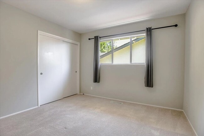 Building Photo - Charming San Mateo Home in a Quiet Countryside Neighborhood