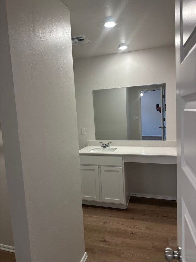 Building Photo - Pre-Leasing Now! Charming 3-Bedroom, 2-Bath Home in Mustang | Tours Available | Move-In Beginning...