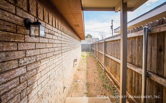 Building Photo - 4701 Country Club Dr