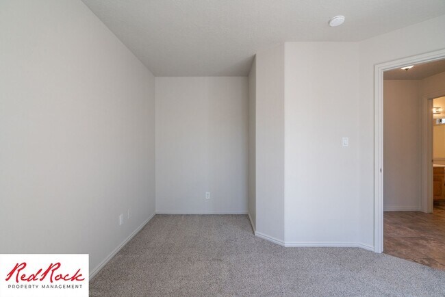 Building Photo - Spacious 3 Bedroom Single-Level Home in Bl...