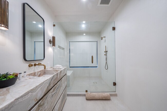 Building Photo - 2221 Bowmont Dr