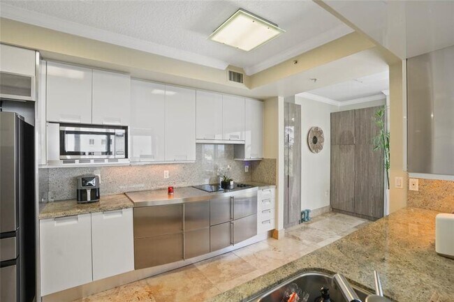 Building Photo - 715 Bayshore Dr