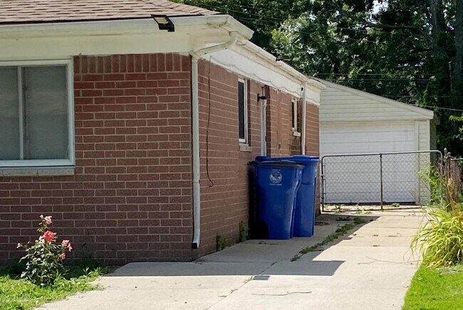 Building Photo - 6195 Highview