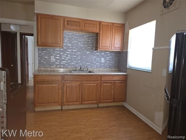 Building Photo - 8595 Cloverlawn Ave