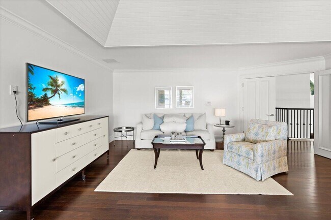 Building Photo - 1313 E Lake Dr