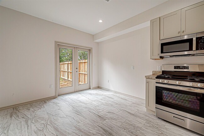 Building Photo - 5530 Hirondel St