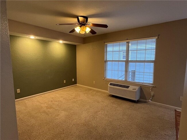 Building Photo - 806 W Tahlequah St