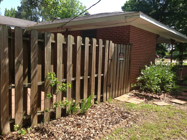 Enclosed private back patio - 4447 N Gloster St