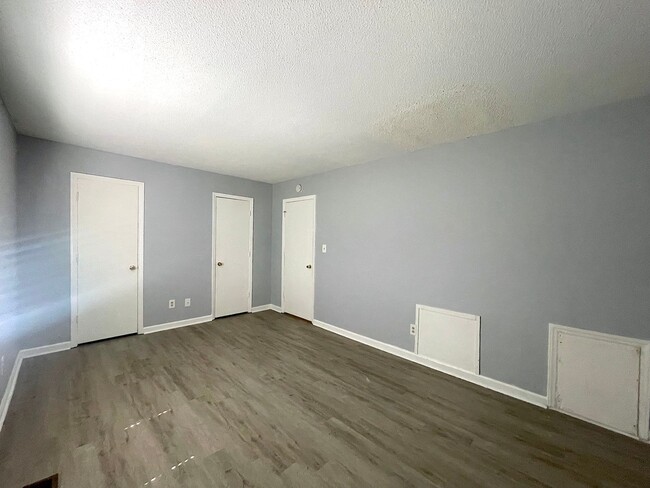 Building Photo - Updated 2 Bedroom Duplex in Durham!