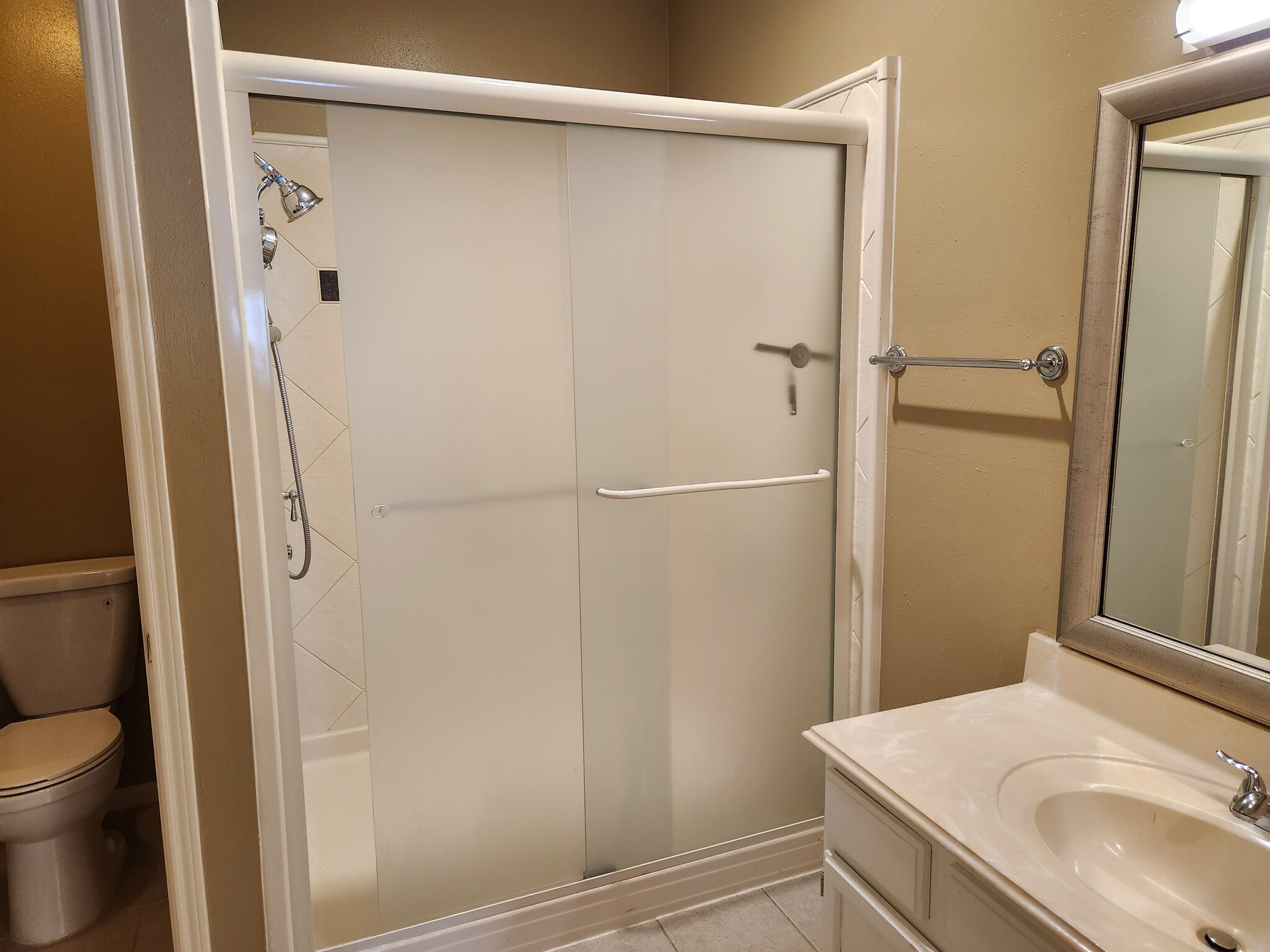 MASTER BATH - 4001 Tanglewilde St