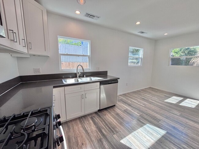 Building Photo - 3774 S Gramercy Pl