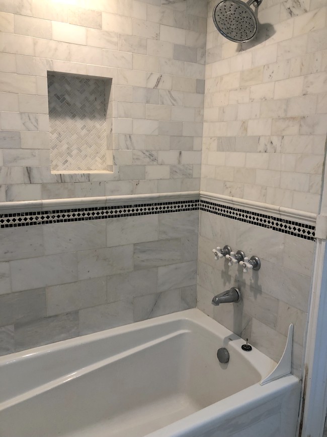 bathroom - 2078 Mound St